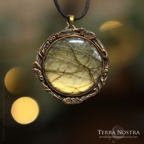 "Saeng" labradorite and bronze pendant