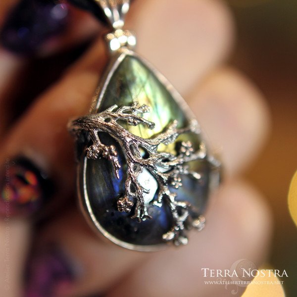 "Primavera" pendant — Labradorite