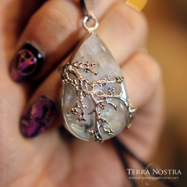 Pendentif "Primavera" — Pierre de lune arc-en-ciel