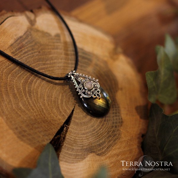 "Elixir" pendant — Labradorite