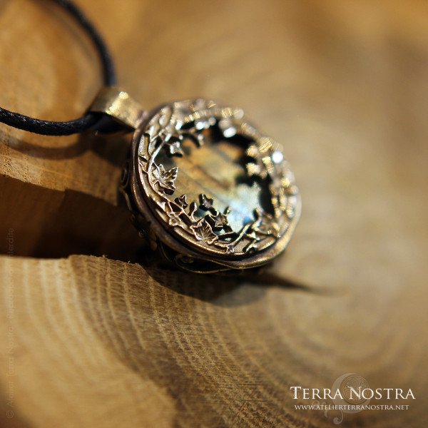"Hedera" Reversible pendant — Labradorite