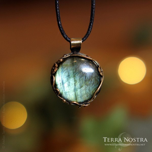 "Hedera" Reversible pendant — Labradorite