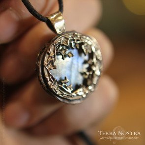 "Hedera" Reversible pendant — Labradorite