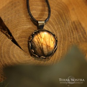 "Hallow" Reversible pendant — Labradorite