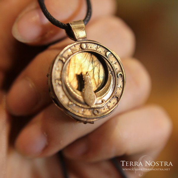 "Hallow" Reversible pendant — Labradorite