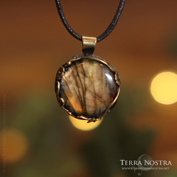 "Hallow" Reversible pendant — Labradorite