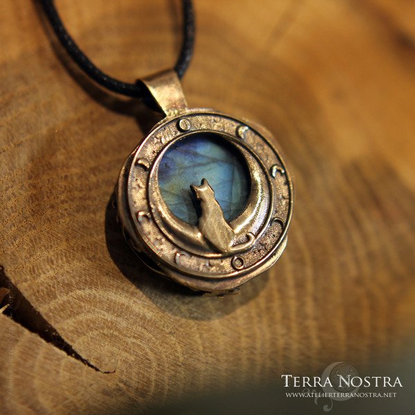 "Hallow" Reversible pendant — Labradorite