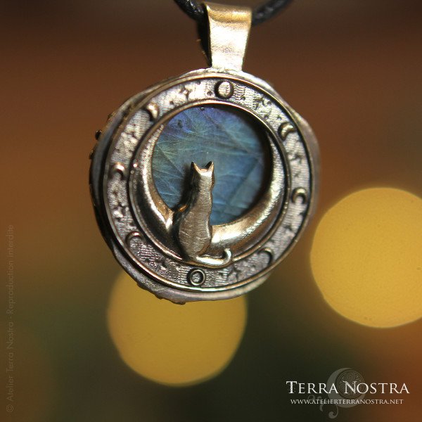 "Hallow" Reversible pendant — Labradorite
