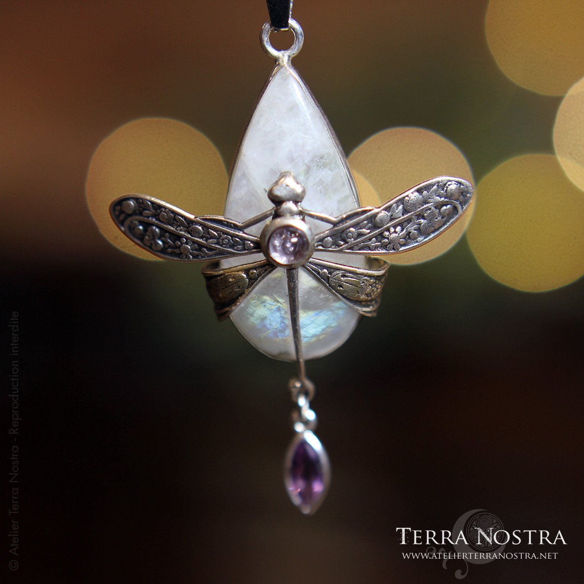 "Odonata Nila" Pendant — Rainbow moonstone