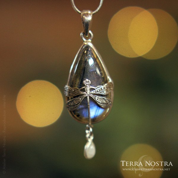 "Odonata Nila" small pendant — Labradorite