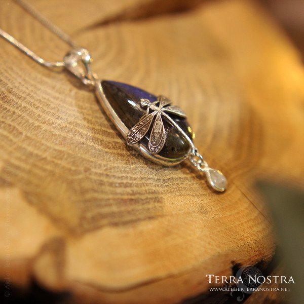 "Odonata Nila" small pendant — Labradorite