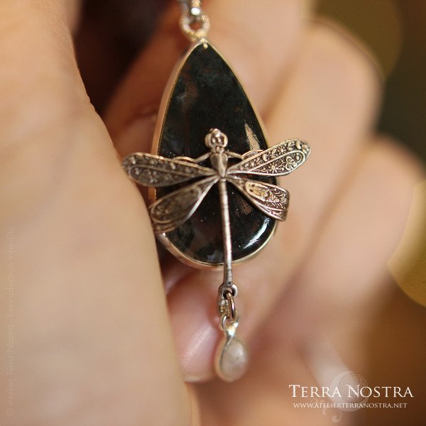 "Odonata Nila" small pendant — Moss agate