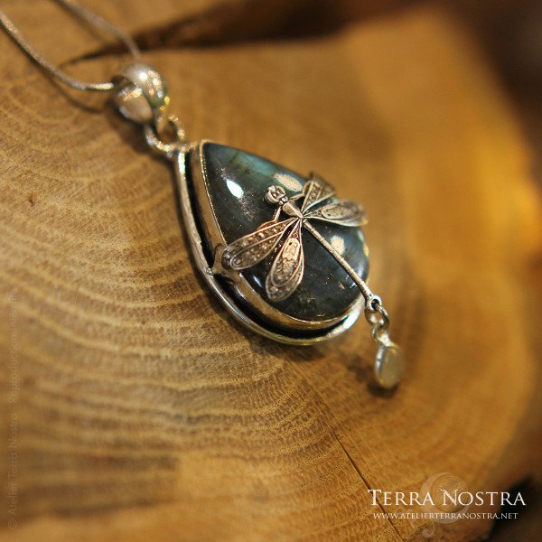 "Odonata Nila" small pendant — Labradorite