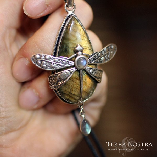 Grand pendentif "Odonata Nila" — Labradorite cuivrée