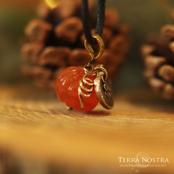 Pendentif citrouille "Harvest" en cornaline et bronze