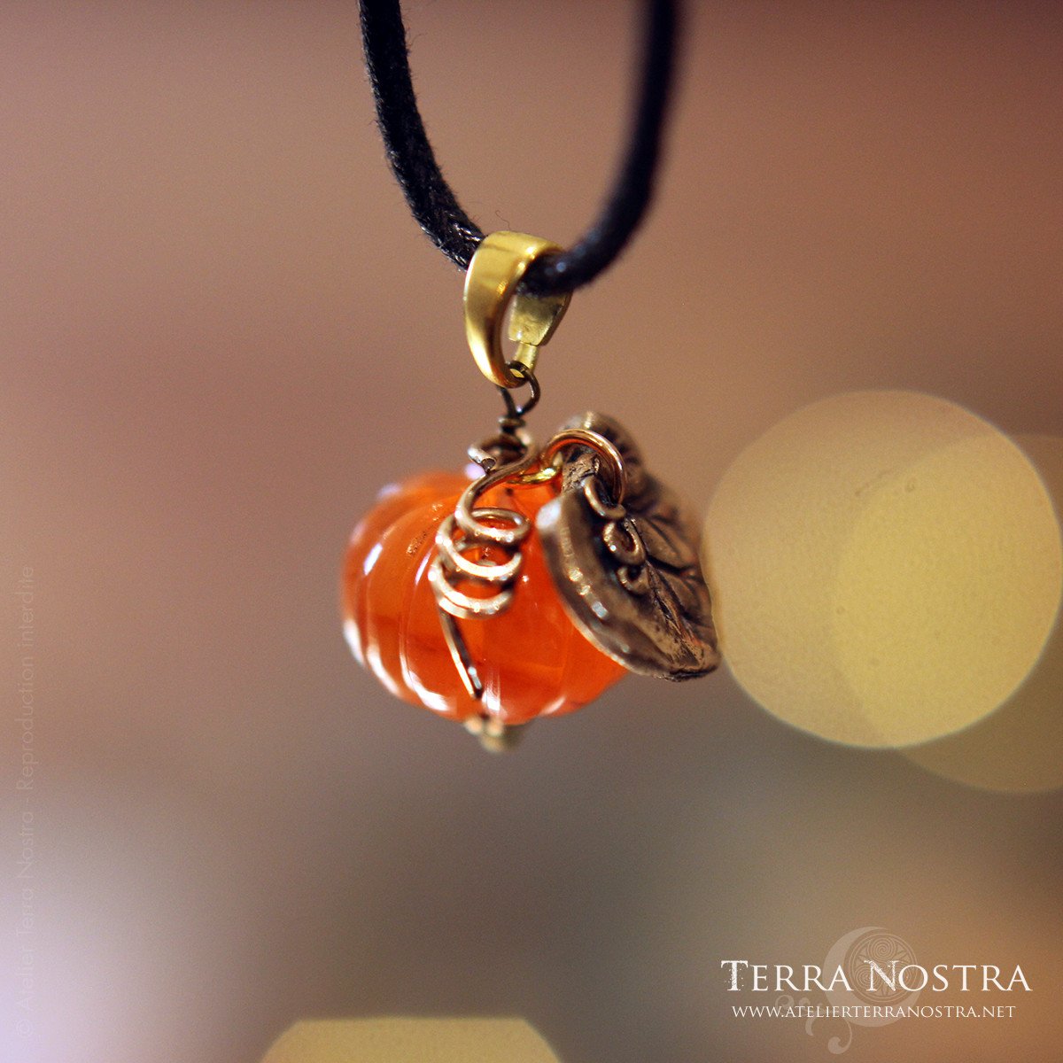 Pendentif citrouille "Harvest" en cornaline et bronze
