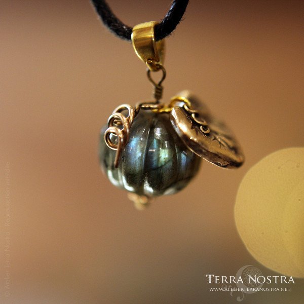 Pendentif citrouille "Harvest" en labradorite et bronze